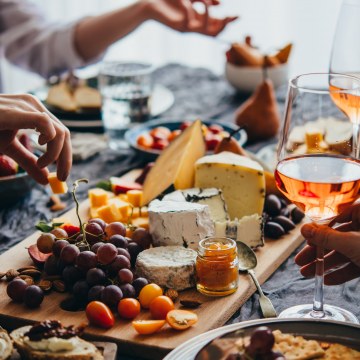 Wine And Cheese Pairing Guide To Elevate Your Holiday Celebrations 
