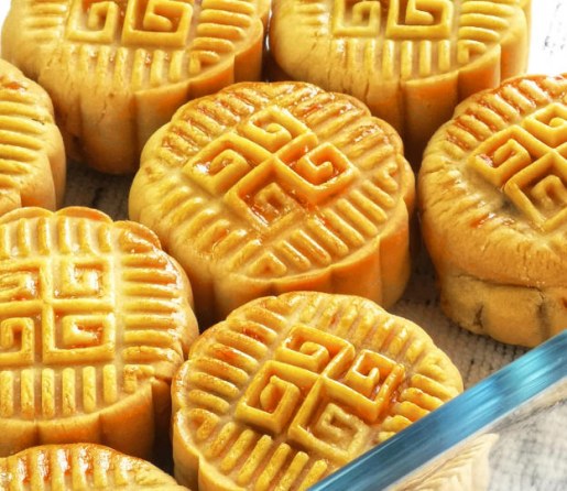 How to Make Traditional Mooncake Recipe (With and Without Salted Eggs)